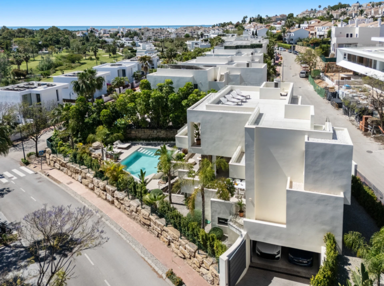 Aerial view of the villa and surrounding neighbourhood