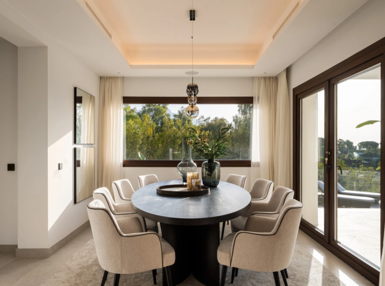 Dining room with round table and broad windows