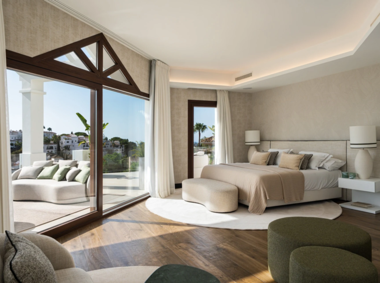 Principal bedroom opening onto an upper terrace