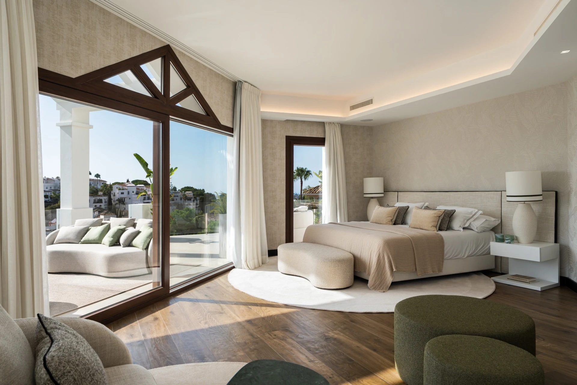 Principal bedroom opening onto an upper terrace