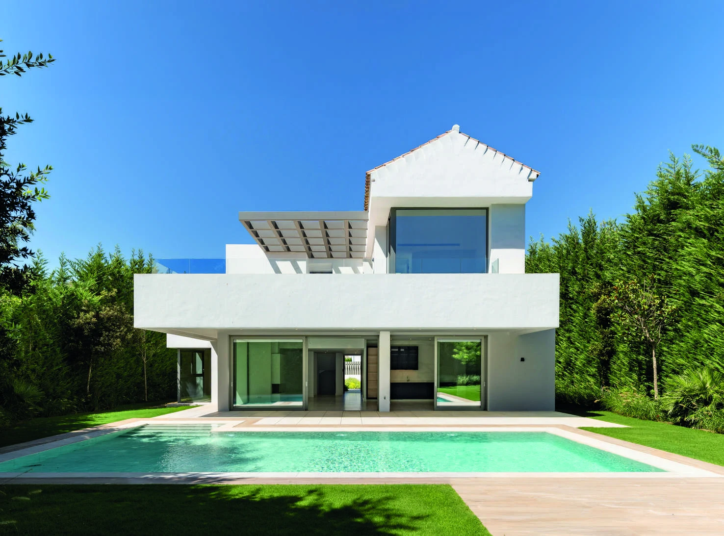 Contemporary villa with private pool and garden in El Paraiso