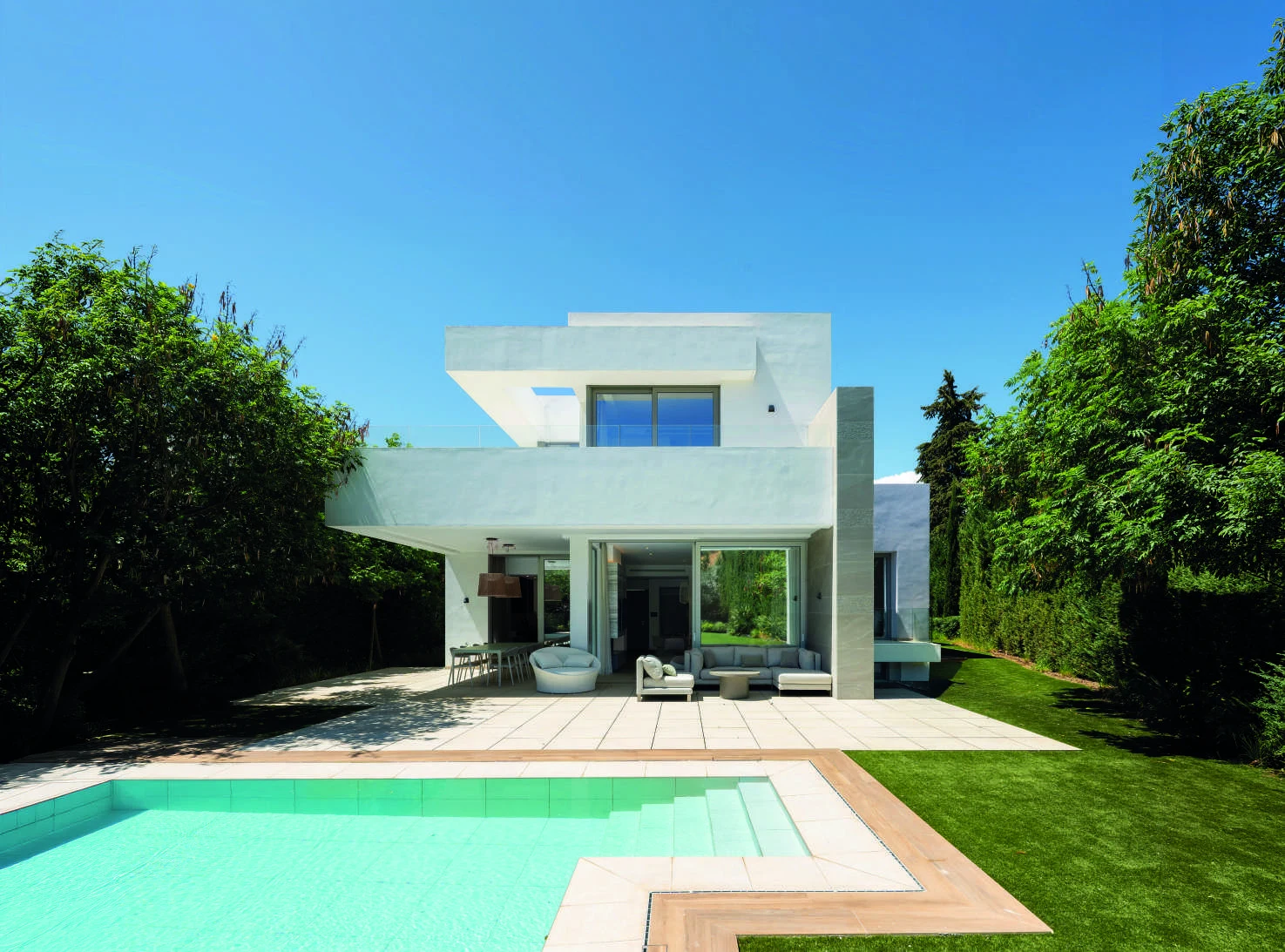 Four-bedroom villa with private pool and garden in El Paraiso