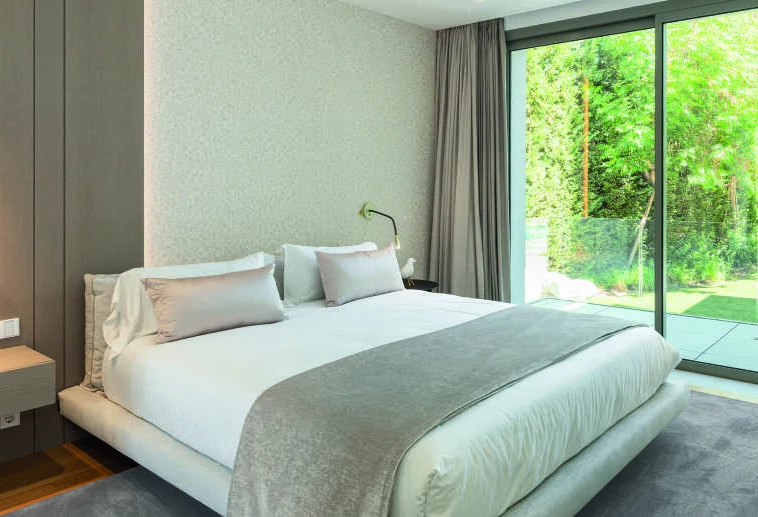 Bedroom opening towards the garden in El Paraiso