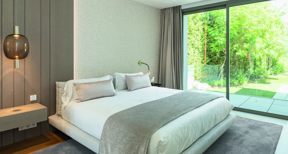 Bedroom opening towards the garden in El Paraiso