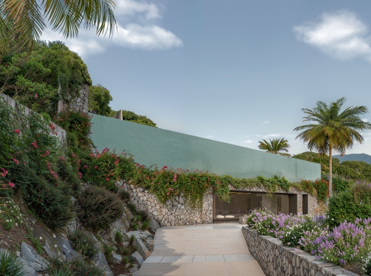 Illustrative landscaped communal gardens in an Estepona residence