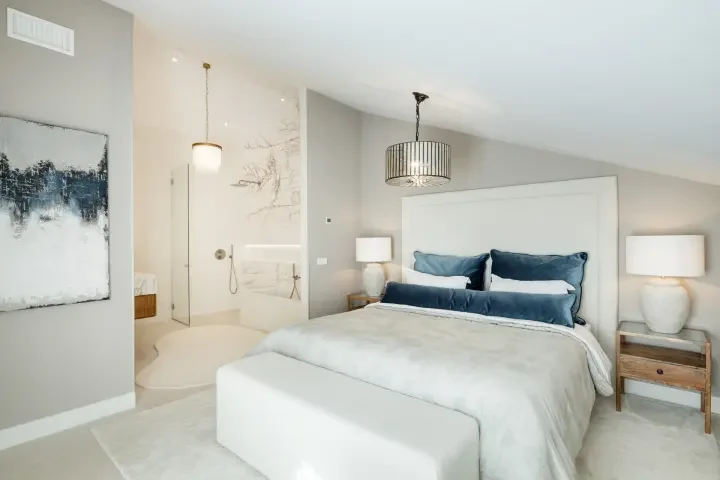 Principal bedroom with adjoining bathroom