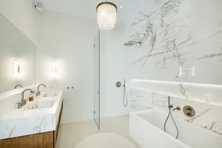 Bathroom with marble finishes