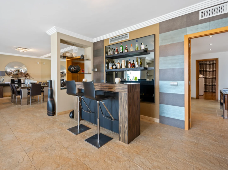 Second lounge with a fitted bar