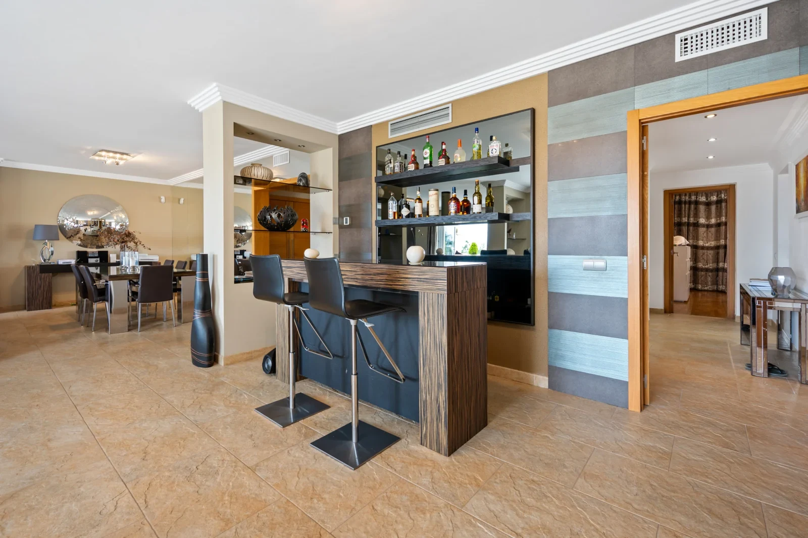 Second lounge with a fitted bar