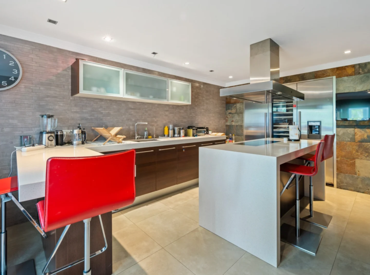 Fully equipped kitchen with breakfast seating