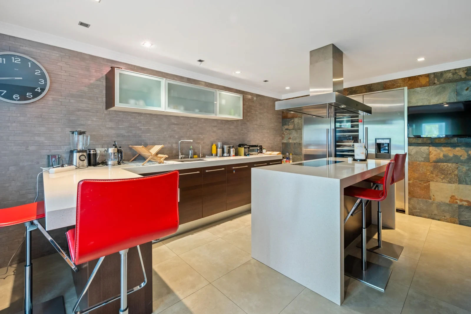 Fully equipped kitchen with breakfast seating