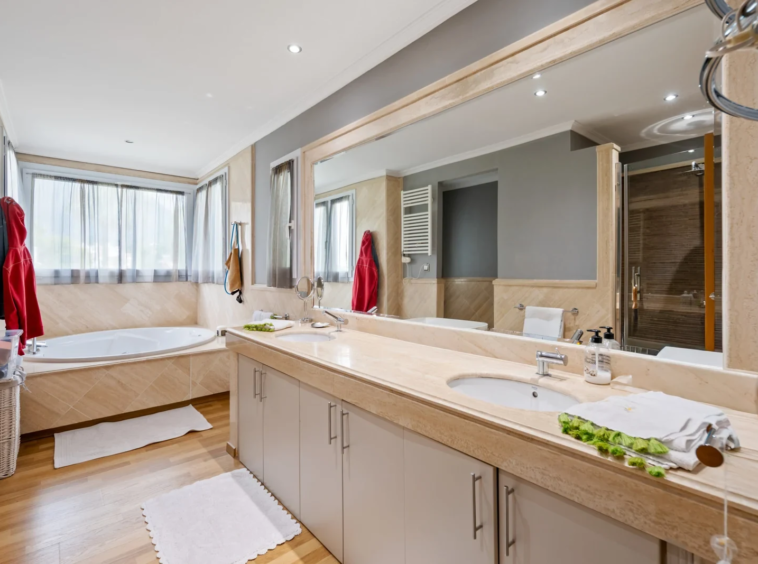 Bathroom with double washbasin