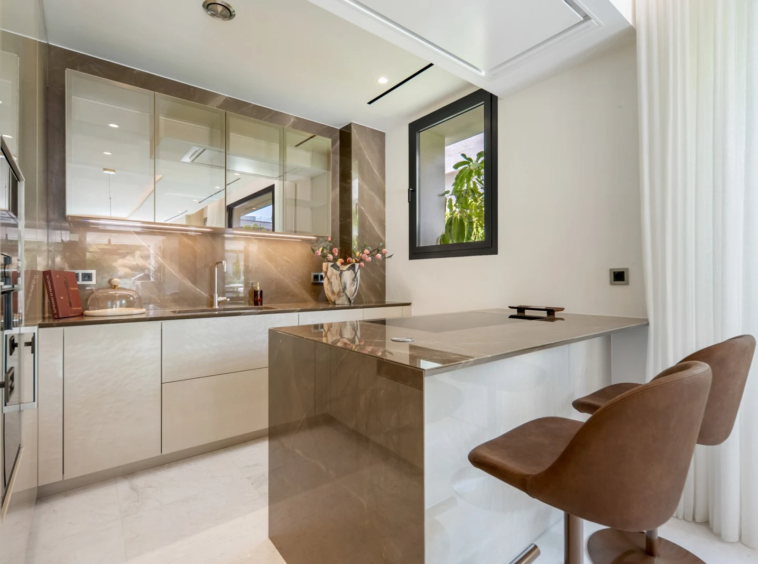Fully equipped kitchen with island and stone finishes