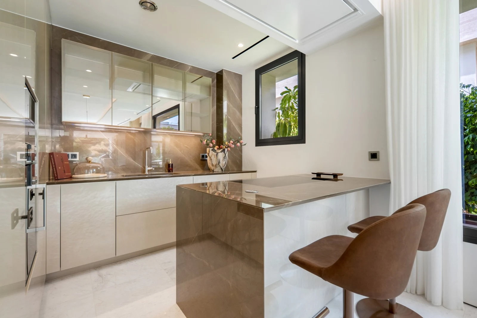 Fully equipped kitchen with island and stone finishes