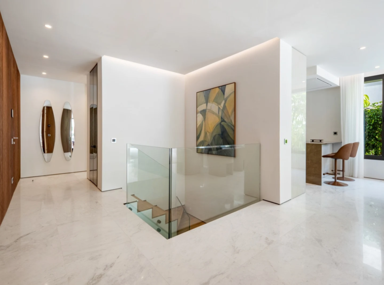 Entrance hallway with marble finishes
