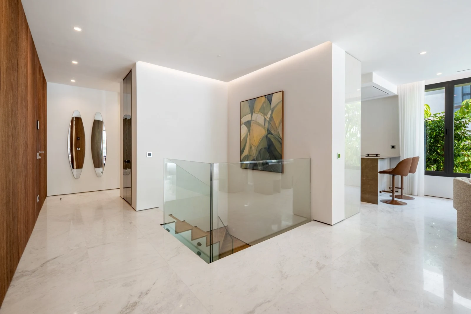 Entrance hallway with marble finishes
