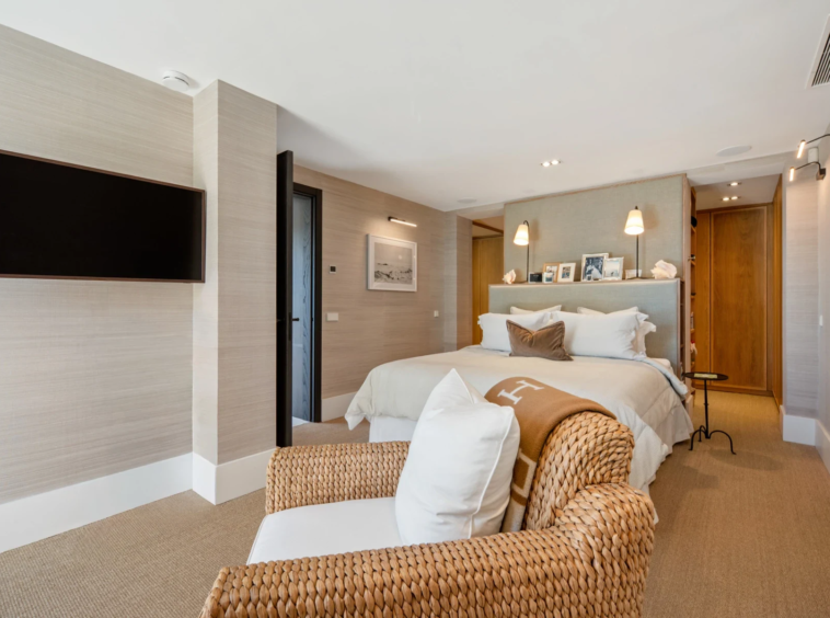 Bedroom with seating area on Marbella’s Golden Mile