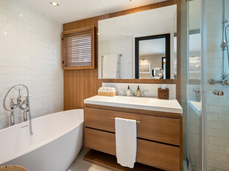 En-suite bathroom with bathtub and shower on Marbella’s Golden Mile