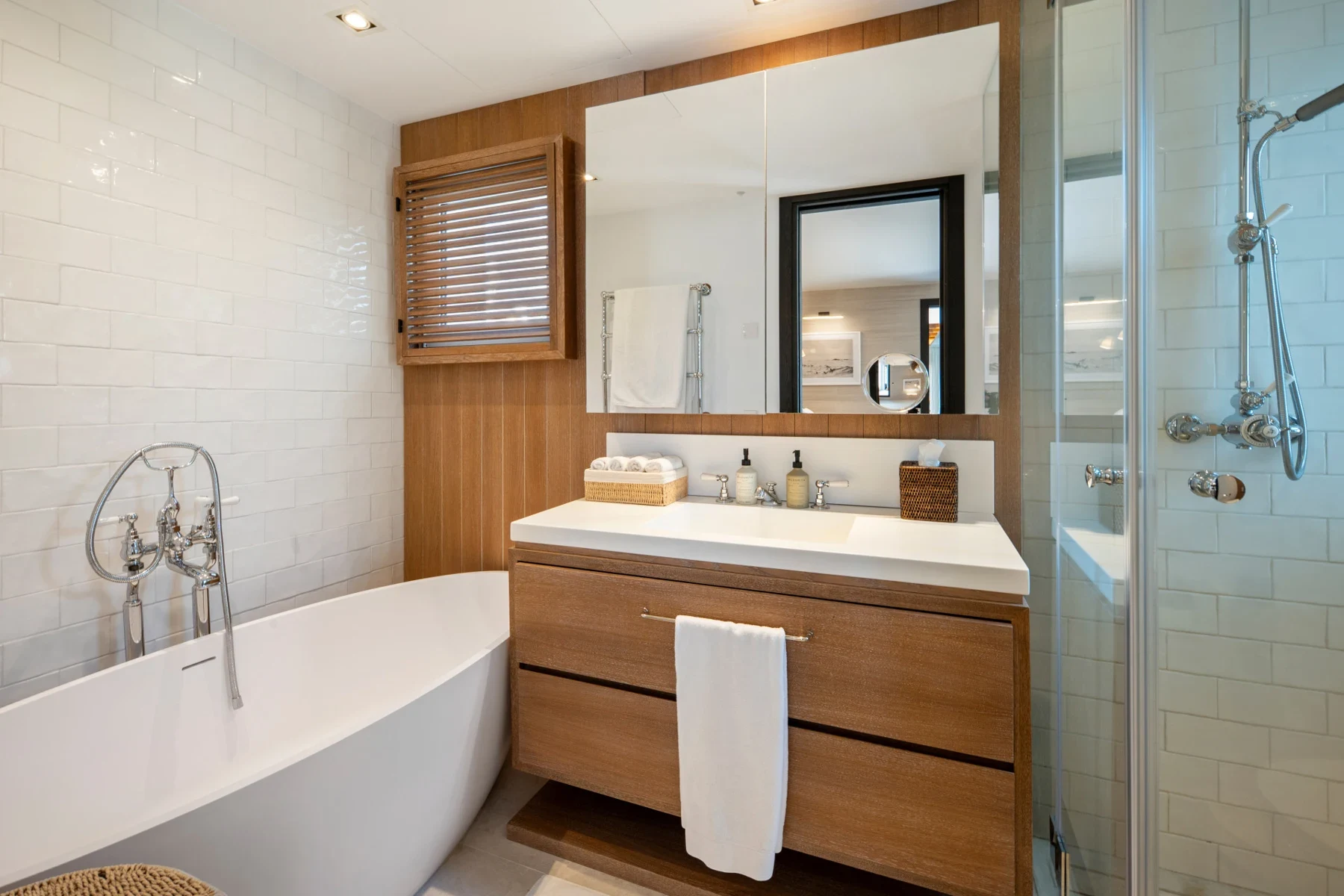 En-suite bathroom with bathtub and shower on Marbella’s Golden Mile