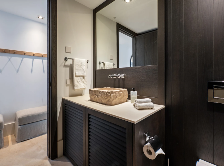 Guest shower room with washbasin and toilet on Marbella’s Golden Mile