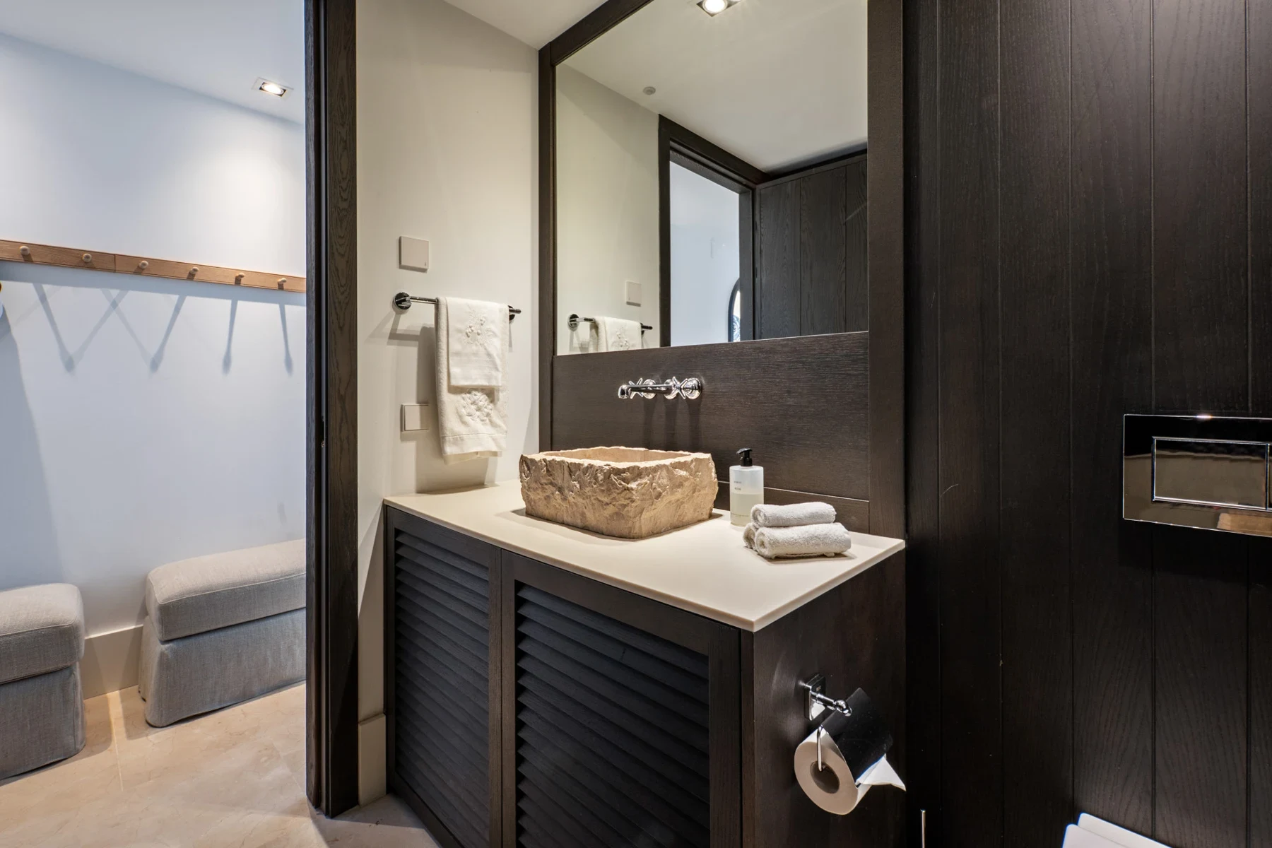 Guest shower room with washbasin and toilet on Marbella’s Golden Mile
