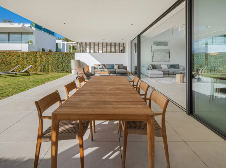 Covered outdoor dining terrace facing the garden