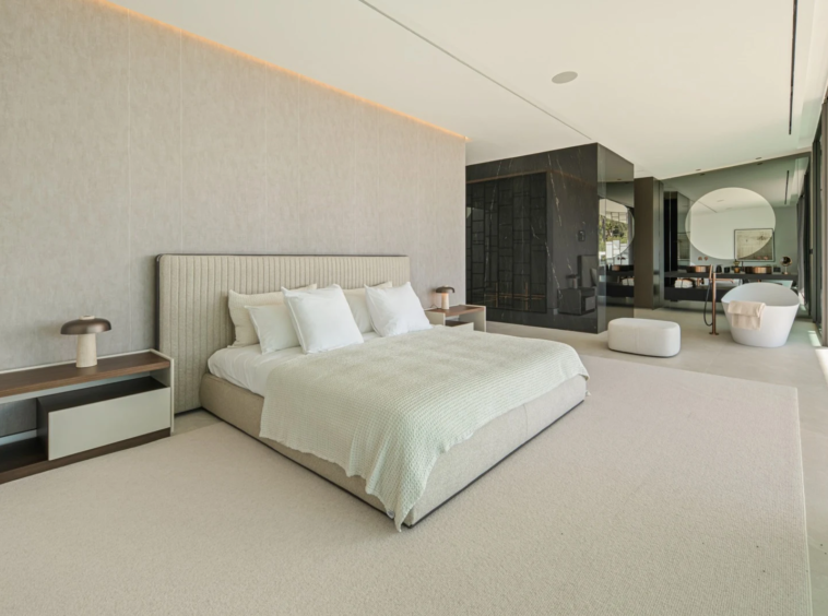 Principal bedroom opening towards the terrace