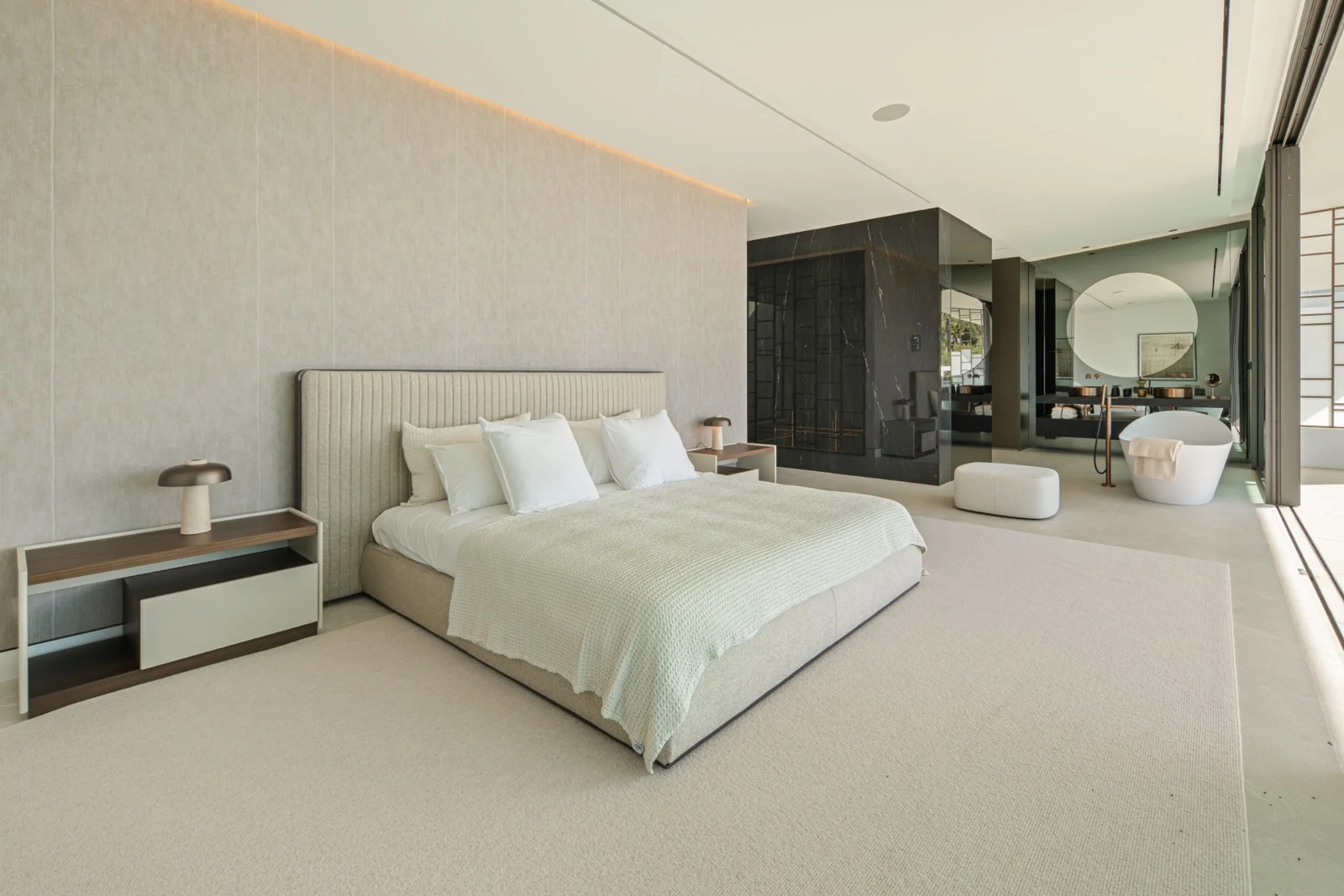 Principal bedroom opening towards the terrace