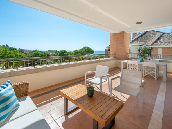Covered terrace with sea views on Marbella Golden Mile