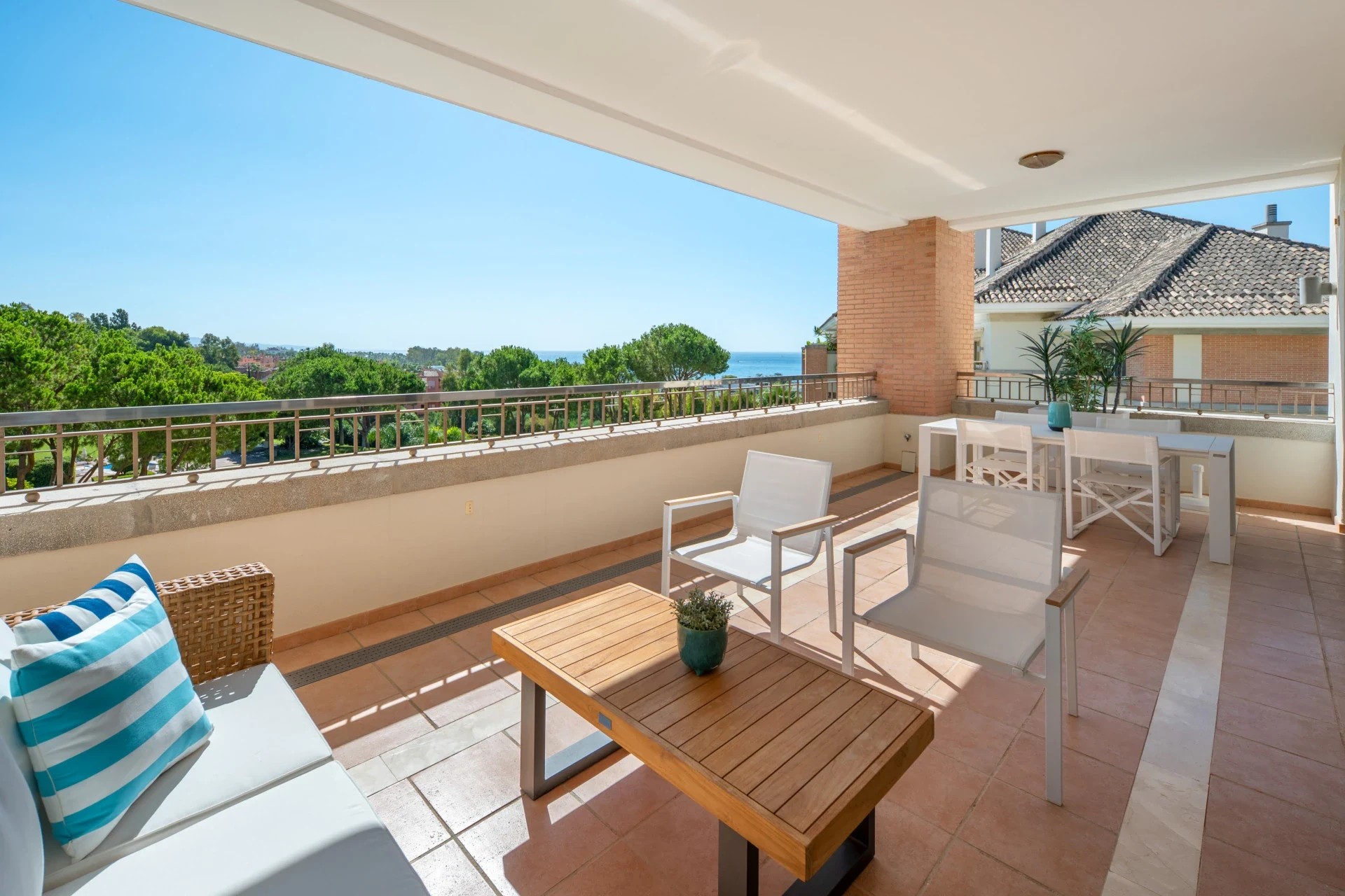Covered terrace with sea views on Marbella Golden Mile