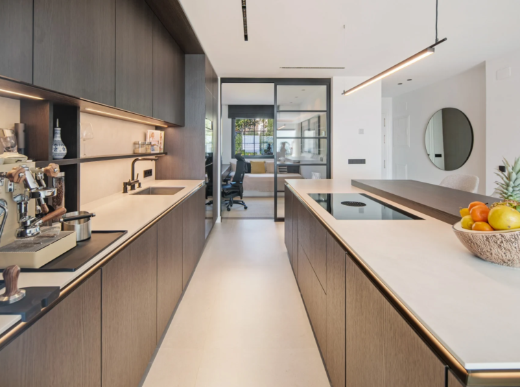 Contemporary fitted kitchen