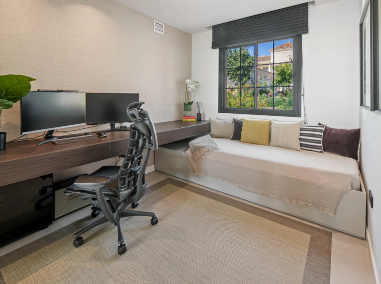 Flexible room arranged as a home office