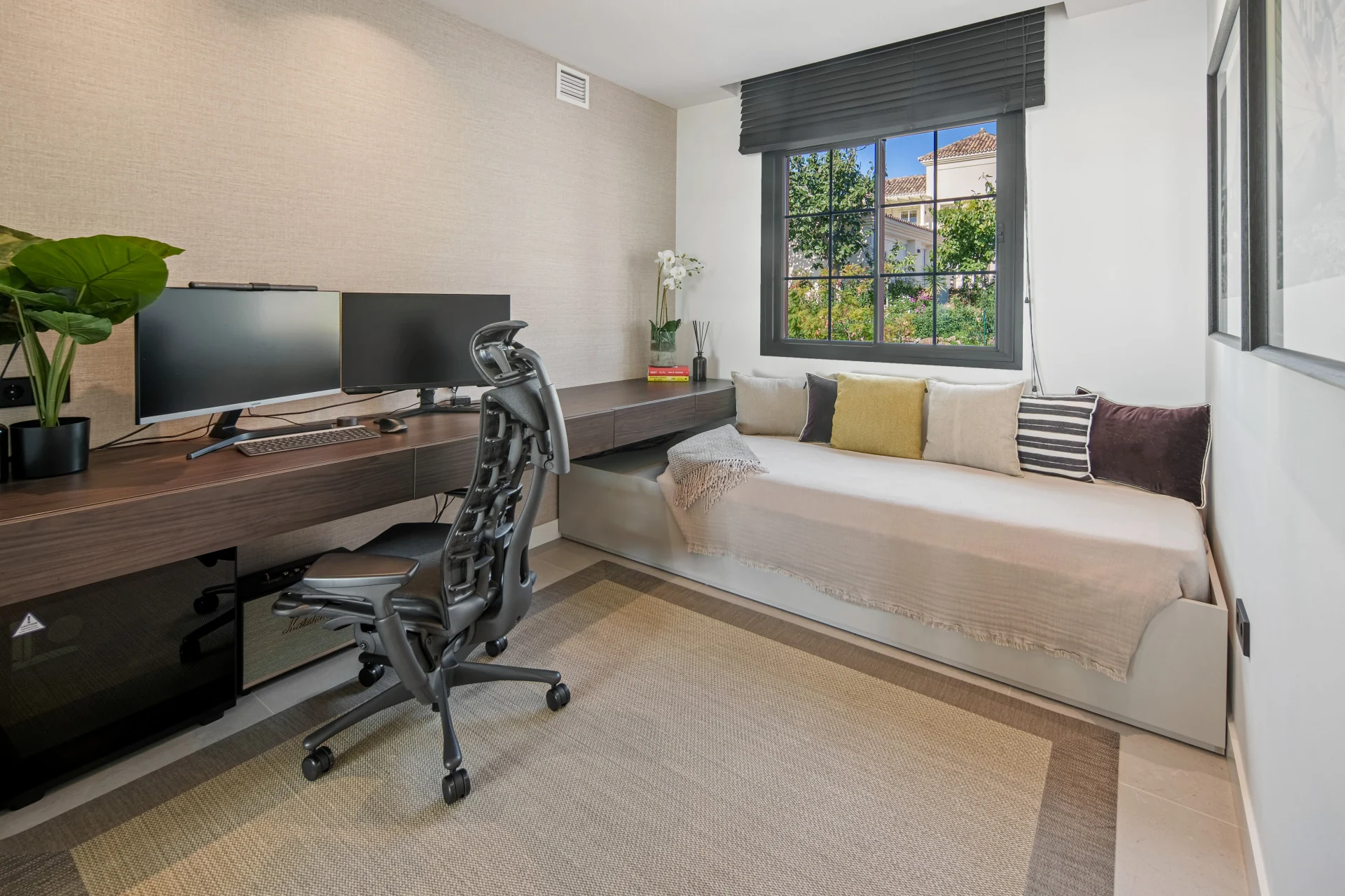 Flexible room arranged as a home office