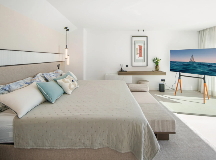 Principal bedroom opening onto the upper terrace