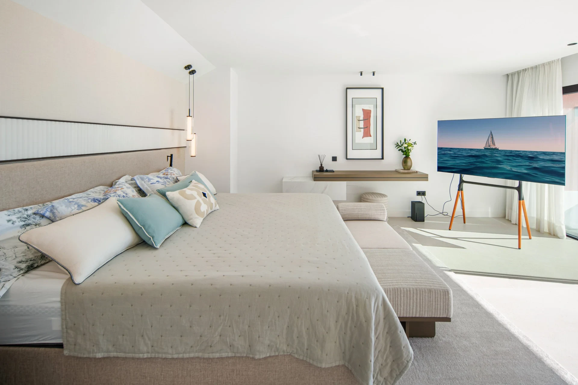 Principal bedroom opening onto the upper terrace