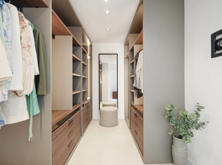 Walk-in wardrobe