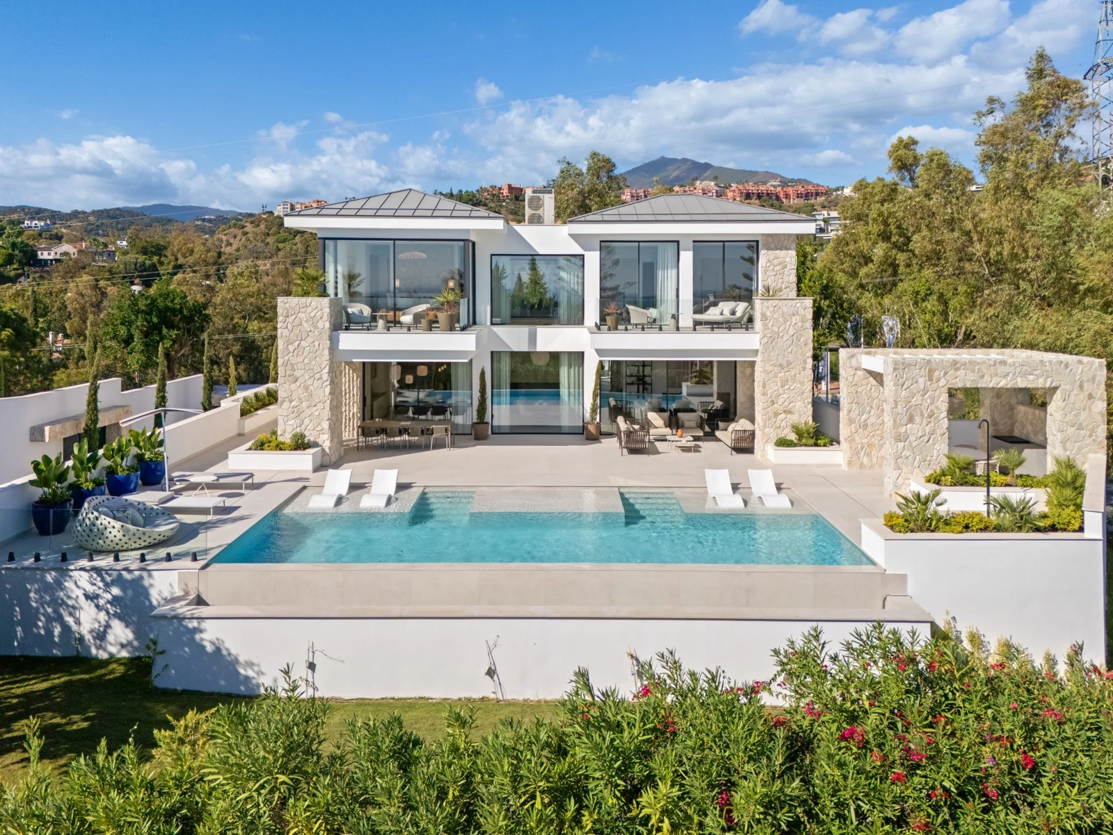 Contemporary five-bedroom villa and private infinity pool in La Quinta