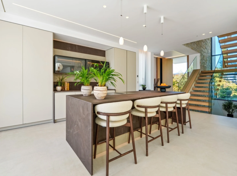 Fully equipped kitchen with island and breakfast seating