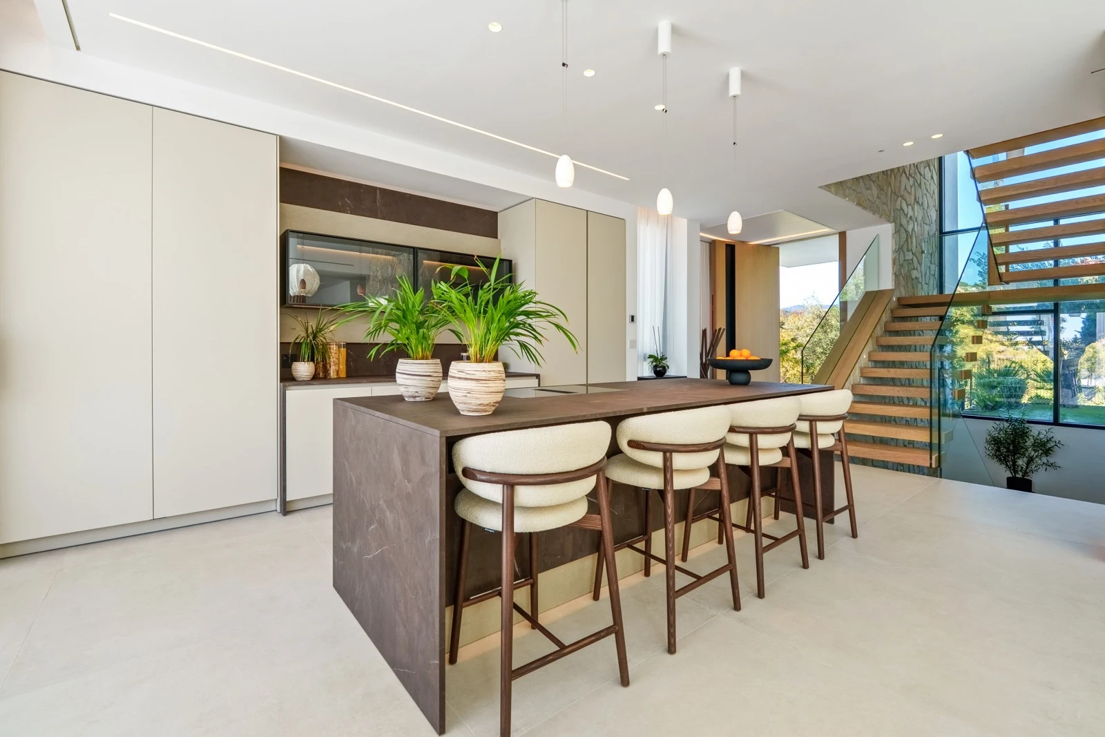 Fully equipped kitchen with island and breakfast seating