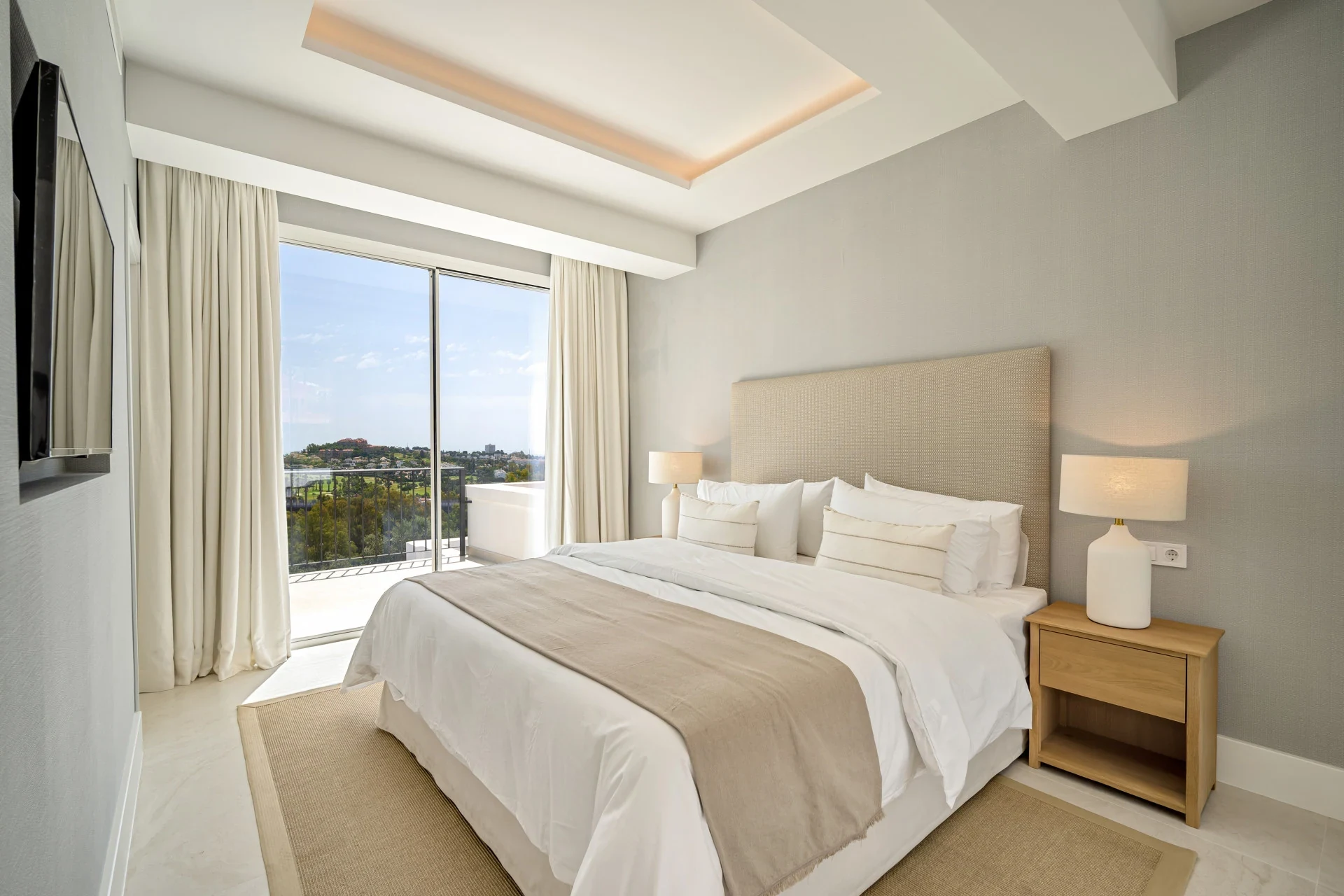 Bedroom overlooking the golf surroundings
