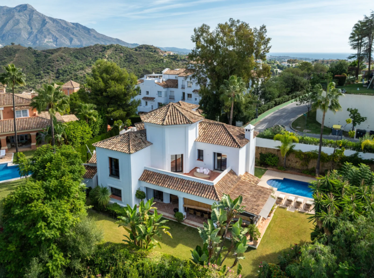 Aerial view of the villa and surrounding greenery in La Quinta