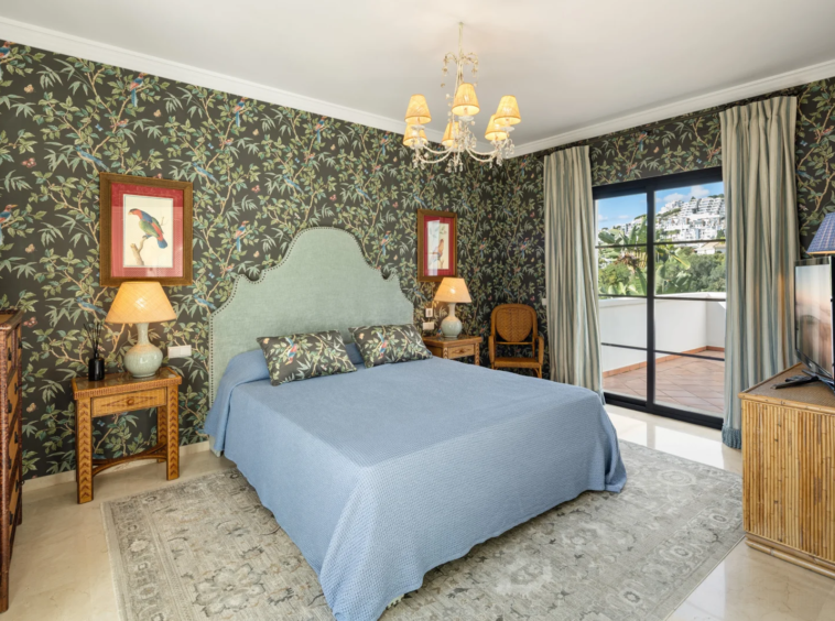 Bedroom with access to an outdoor terrace