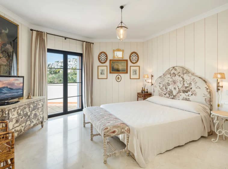 Bedroom opening onto the garden