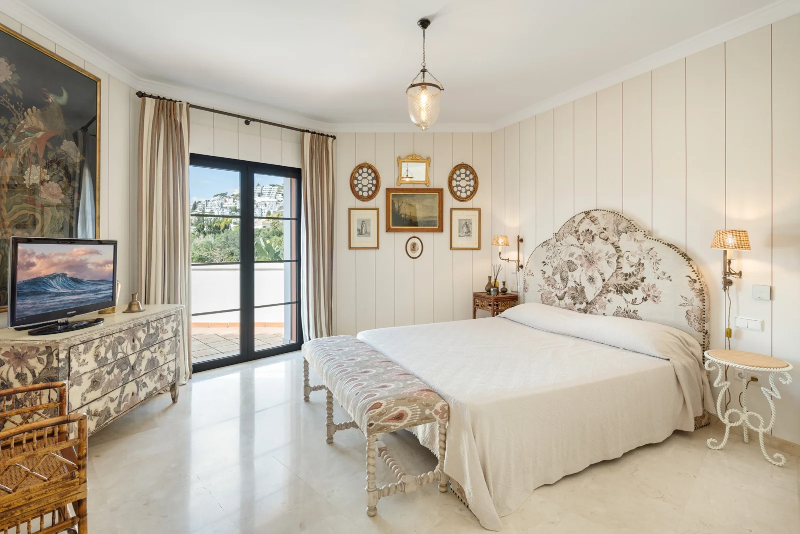 Bedroom opening onto the garden