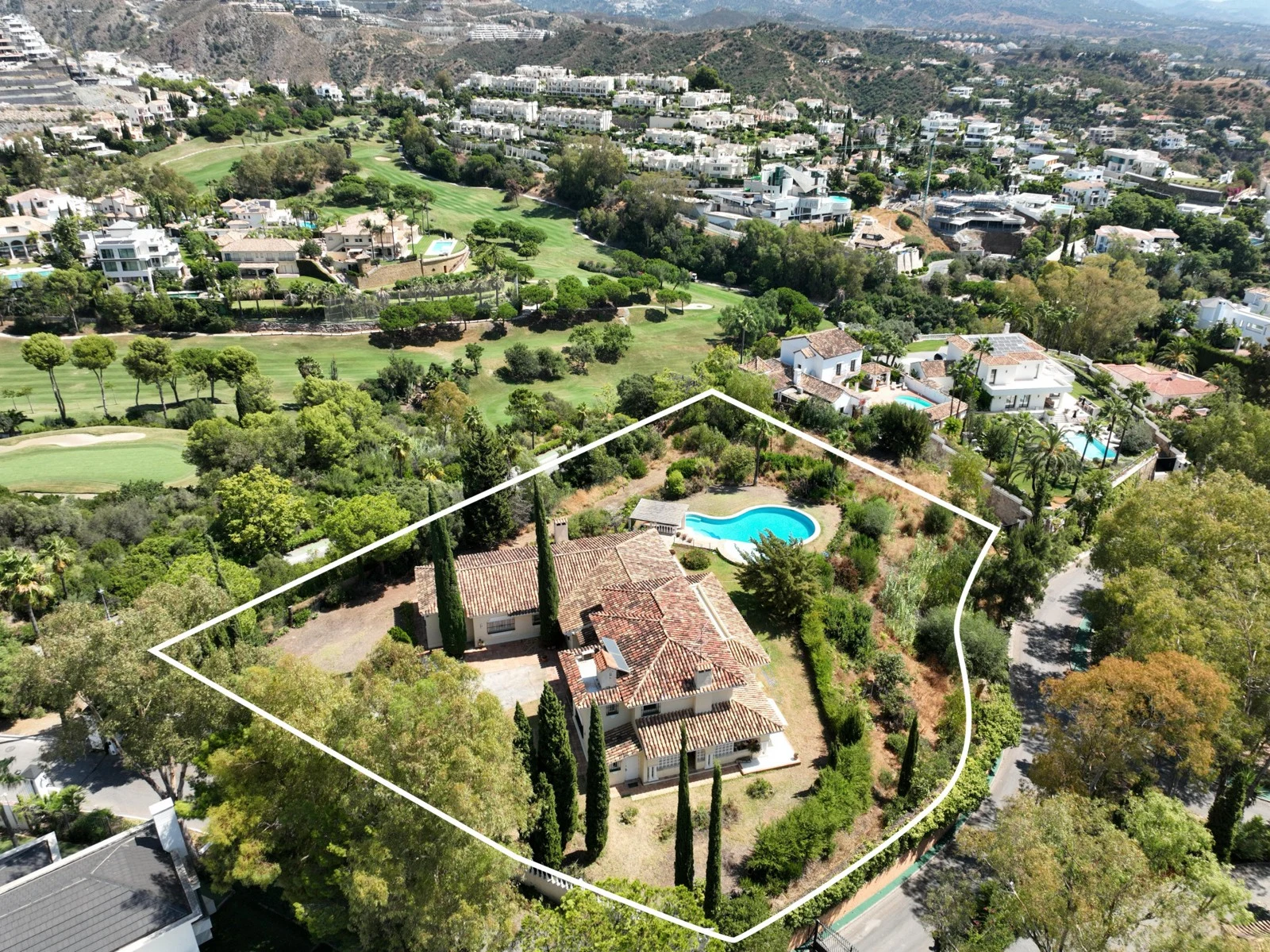 Aerial overview of the plot and existing buildings in El Herrojo
