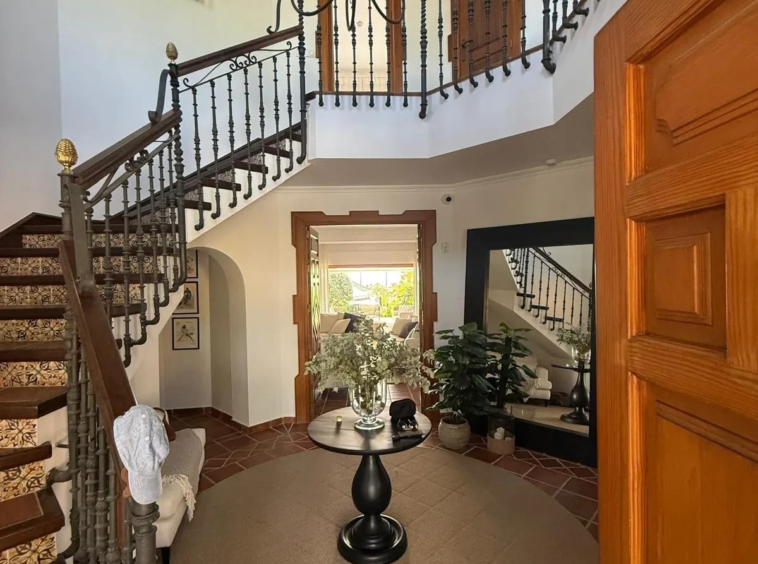Entrance hall and staircase
