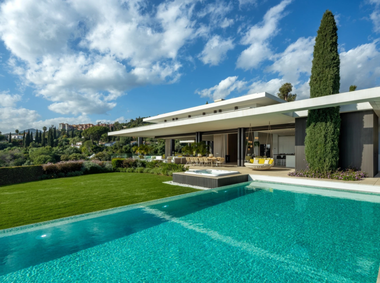 Private swimming pool and south-facing villa exterior in La Quinta