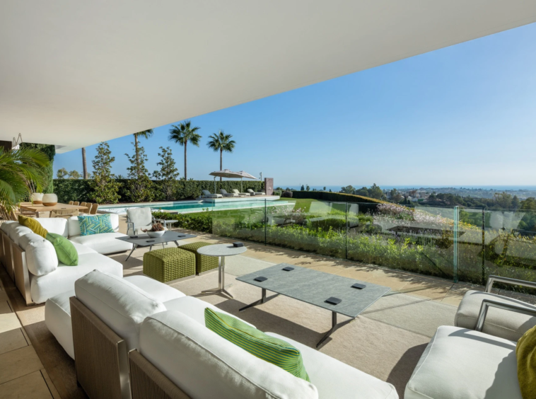 Covered terrace lounge overlooking the coast in La Quinta