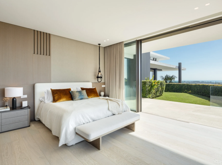 Principal bedroom opening directly onto the garden
