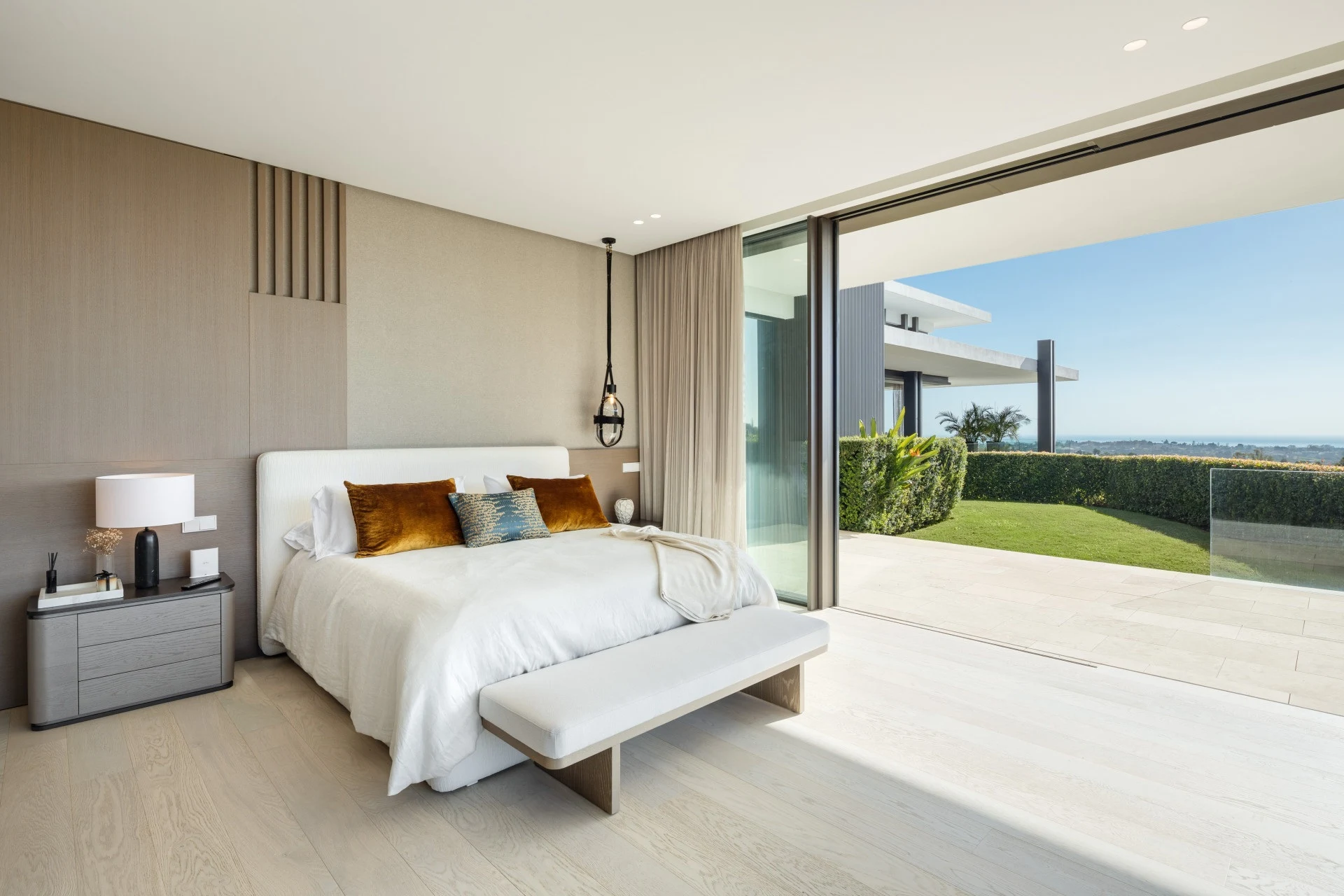 Principal bedroom opening directly onto the garden